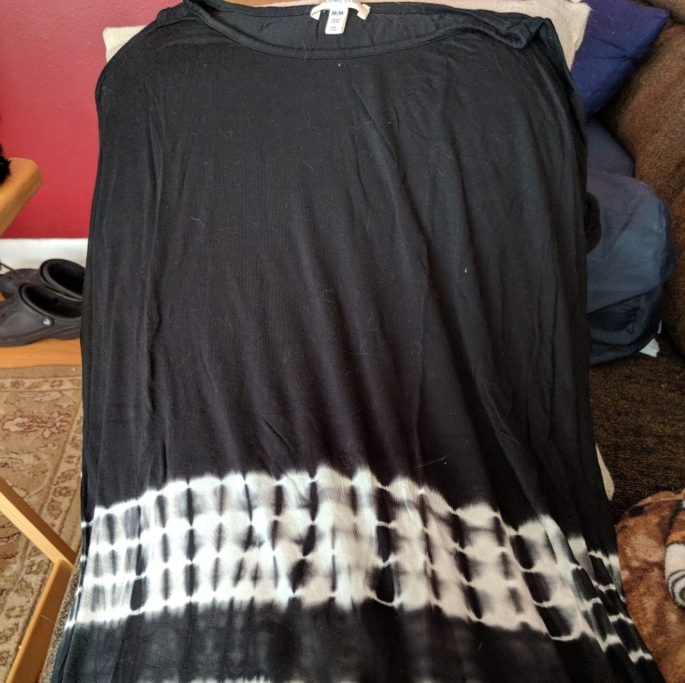 Como Blu peek-a-boo shoulder top size Medium